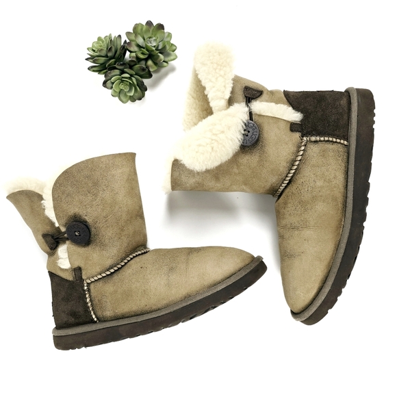 UGG Australia Boots Bailey Button Sheepskin Shearling Winter 5838 Size 9 Women’s - Picture 1 of 12